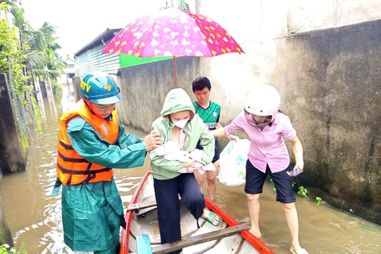 Mưa lũ gây sạt lở nghiêm trọng, nhiều khu dân cư ở Quảng Ngãi bị cô lập