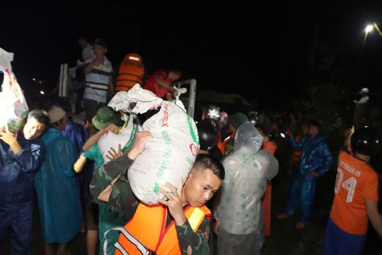 Cán bộ, chiến sĩ Sư đoàn 315 trắng đêm gia cố bờ kè biển