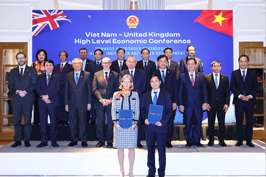 Tổng Bí thư Tô Lâm chứng kiến lễ trao văn kiện hợp tác giữa VNVC và GSK tại Anh