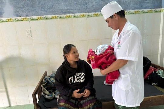Quân y Bộ đội Biên phòng Quảng Trị hỗ trợ sản phụ “vượt cạn” thuận lợi trong mưa lũ