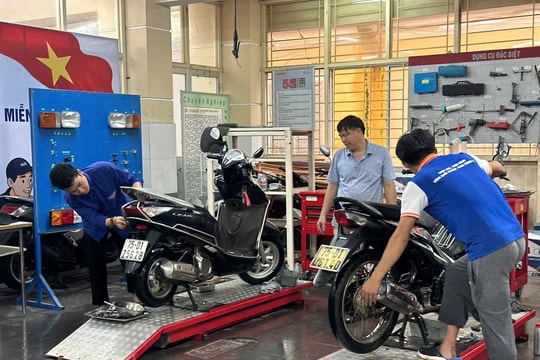 Tuổi trẻ TP. Huế khởi xướng mô hình thanh niên sửa xe miễn phí cho bà con vùng ngập lụt