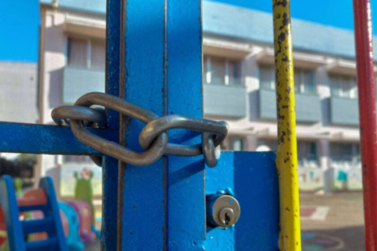 Khi tiếng trống trường dần tắt trên các đảo Hy Lạp