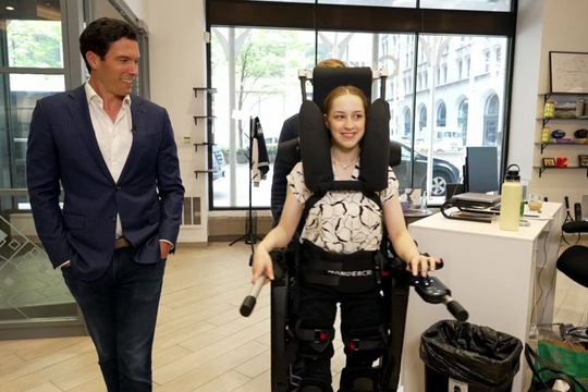Cô gái liệt nửa người đi lại được nhờ công nghệ mới