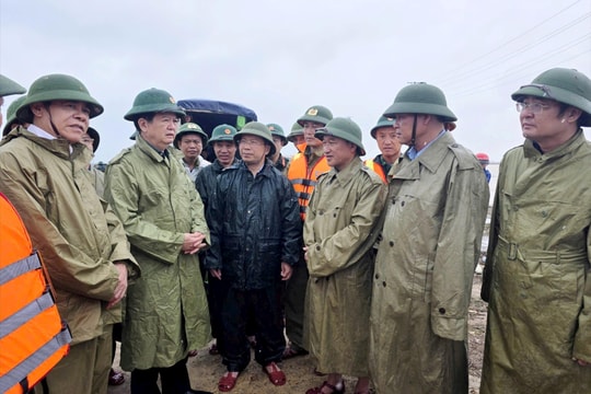 Phó Thủ tướng Mai Văn Chính kiểm tra công tác ứng phó với mưa lũ tại Hà Tĩnh