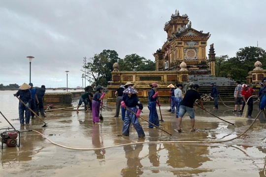Mưa lũ miền Trung: Nước rút đến đâu, dọn dẹp đến đó