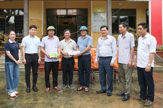 Phó Chủ tịch Thường trực HĐND TP. Đà Nẵng tặng quà cho bà con vùng "rốn lũ" Thu Bồn, Duy Xuyên
