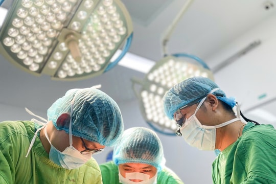 Kịp thời cứu cánh tay bé trai 7 tuổi bị đứt động mạch do tai nạn hy hữu