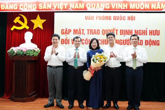 Văn phòng Quốc hội trao quyết định nghỉ hưu cho cán bộ