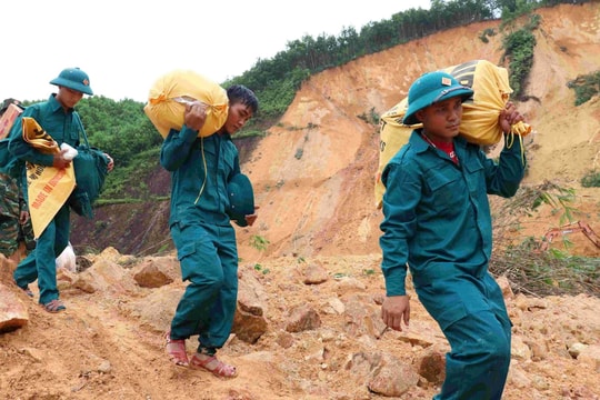 Bộ đội cõng hàng băng qua vùng sạt lở để tiếp tế các bản làng bị cô lập