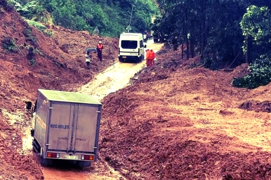 Nỗ lực khắc phục sạt lở, thông tuyến giao thông huyết mạch miền Trung