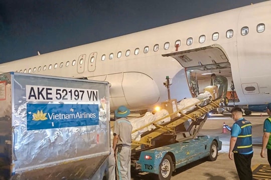 Những kiện hàng nhu yếu phẩm, thuốc men hỗ trợ vùng lũ đầu tiên trên chuyến bay của Vietnam Airlines đã đến Huế