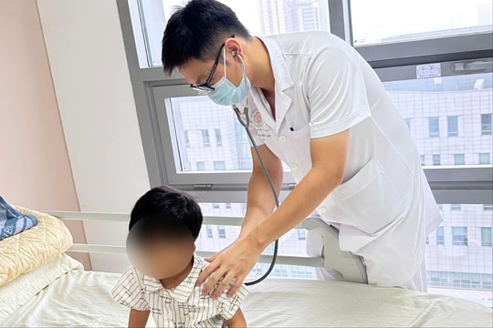 Trẻ nhỏ dễ mắc RSV khi giao mùa: Dấu hiệu cha mẹ không nên bỏ qua