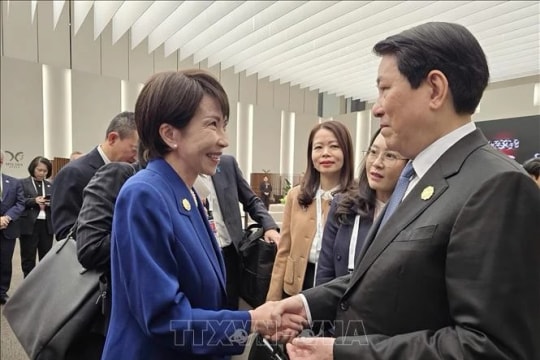 State President meets APEC leaders in RoK