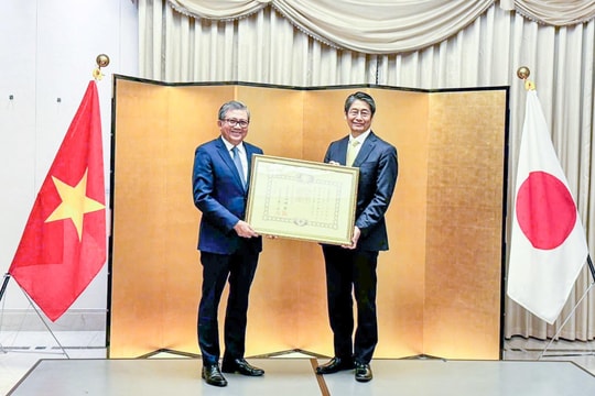 Nguyên Chủ nhiệm Ủy ban Đối ngoại Nguyễn Văn Giàu được Chính phủ Nhật Bản tặng Huân chương mặt trời mọc