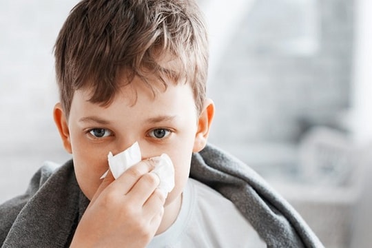 Bé 4 tuổi co giật, viêm não do cúm A: Cảnh báo biến chứng nguy hiểm mùa giao mùa