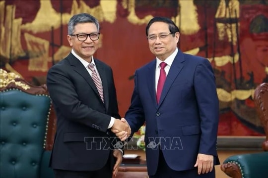 PM receives outgoing ambassadors of Indonesia, Singapore