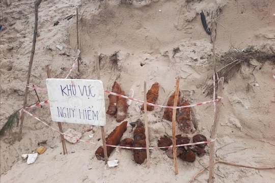 Phát lộ 8 quả bom, mìn sau mưa lũ trên bờ biển Quảng Trị