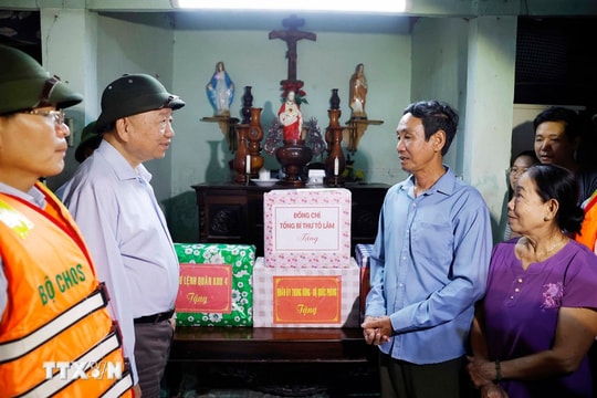 Tổng Bí thư Tô Lâm chia sẻ về những thiệt hại do mưa lũ gây ra với người dân Huế