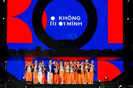 Minishow trình diễn tài năng học đường tại Ngày hội An toàn trực tuyến “Không một mình”