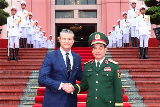 US Secretary of War pays official visit to Vietnam