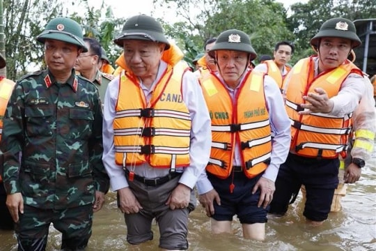 Party chief visits flood-hit Hue city