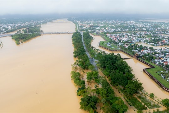 Huế ra công điện khẩn chủ động ứng phó với mưa lũ, ngập lụt, sạt lở đất và bão KALMAEGI