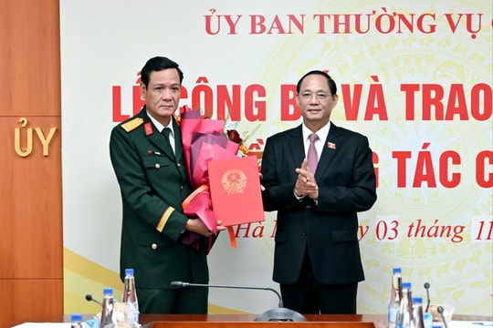 Phó Chủ tịch Quốc hội, Thượng tướng Trần Quang Phương dự Lễ công bố và trao Nghị quyết về công tác cán bộ