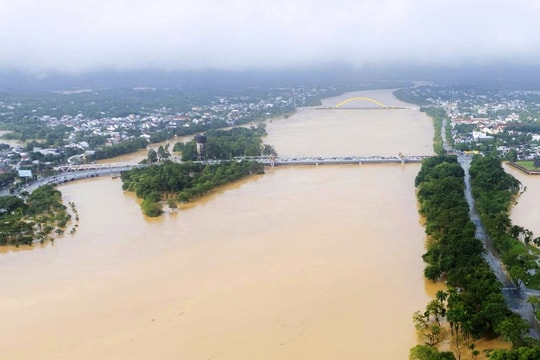 Huế tiếp tục ngập lụt, mực nước trên các sông vượt báo động 3