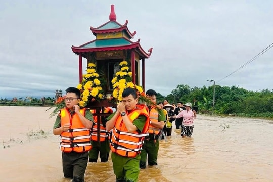 Xúc động hình ảnh Công an xã giúp dân an táng giữa mưa lũ ở Quảng Trị