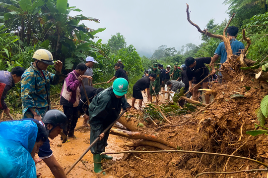 Bộ đội Biên phòng Quảng Trị bám sát địa bàn giúp người dân trong mưa lũ