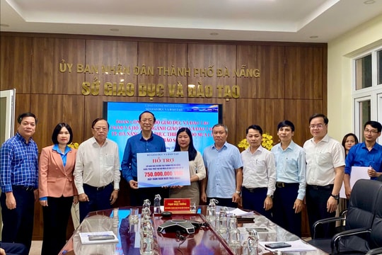 Lãnh đạo Bộ GD-ĐT thăm hỏi, động viên ngành Giáo dục Đà Nẵng, kiểm tra khắc phục sau mưa lũ