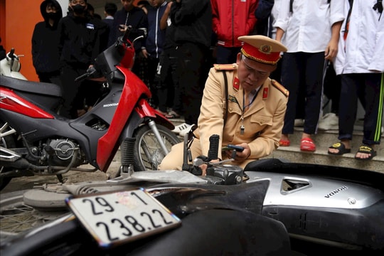 CSGT Hà Nội đồng loạt kiểm tra việc chấp hành pháp luật giao thông của học sinh