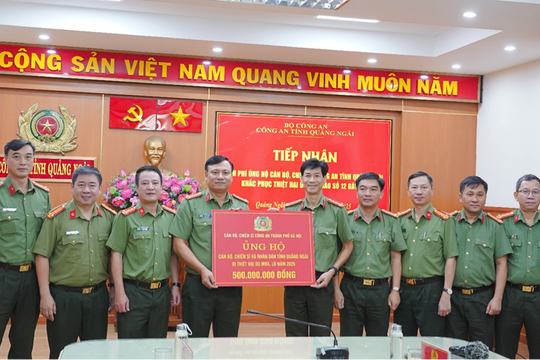 Công an TP. Hà Nội thăm hỏi, trao quà ủng hộ Quảng Ngãi và Đà Nẵng khắc phục hậu quả sau bão lũ