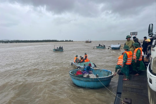 Quảng Trị: Tìm kiếm ngư dân mất tích do sóng đánh chìm thuyền khi đi vào cửa sông