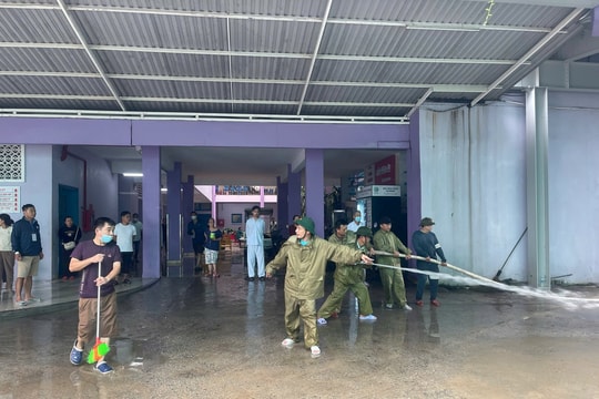 Bệnh viện Trung ương Huế khắc phục hậu quả sau lũ, chuẩn bị ứng phó bão số 13