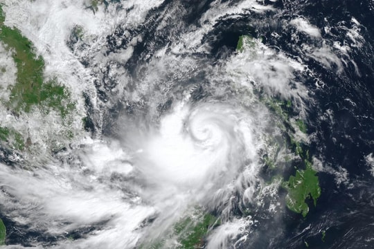 Biển Đông chính thức đón bão số 13 KALMAEGI, báo động đỏ cấp 4 về thiên tai