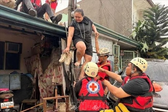 Typhoon flooding kills 26, strands thousands in central Philippines