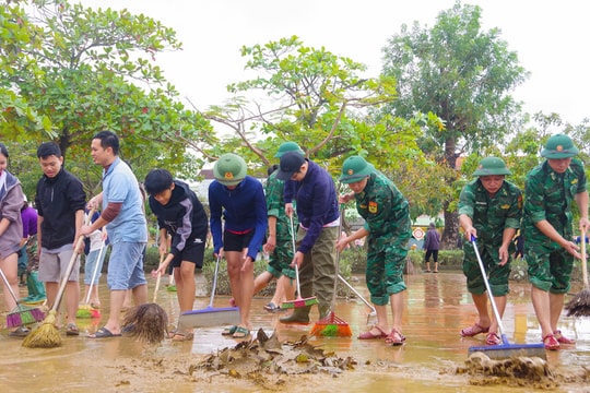 Bộ đội Biên phòng Quảng Trị giúp người dân khắc phục hậu quả sau mưa lũ