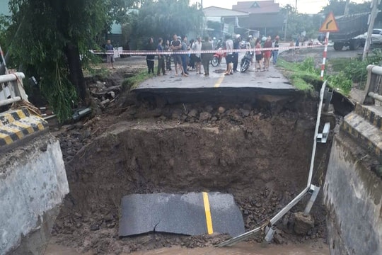 Gia Lai: Lũ đổ về sau bão số 13, cầu Kliếc trên đường Trường Sơn Đông bị sập