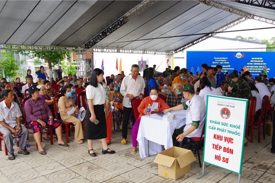 Quân y Việt Nam - Campuchia khám bệnh, cấp thuốc miễn phí cho nhân dân biên giới