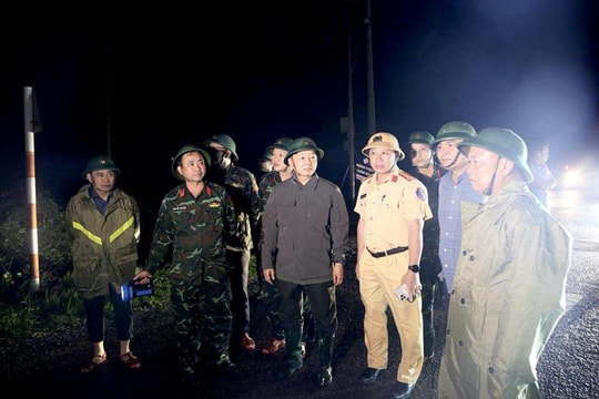 Bão số 13 đi qua, không để người dân bị thiếu đói, rét hoặc rơi vào tình trạng nguy hiểm