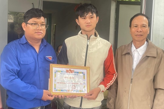 Gặp nam thanh niên dũng cảm cứu người mắc kẹt giữa dòng nước lũ