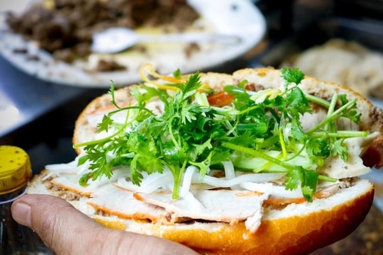 TP.Hồ Chí Minh: Tìm thấy vi khuẩn Salmonella gây ngộ độc từ một tiệm bán bánh mì khiến nhiều người nhập viện