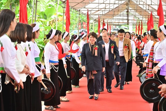 Phó Trưởng ban Chính sách, chiến lược Trung ương, Chủ tịch Nhóm nữ ĐBQH Việt Nam Nguyễn Thúy Anh dự Ngày hội Đại đoàn kết toàn dân tộc tại Phú Thọ