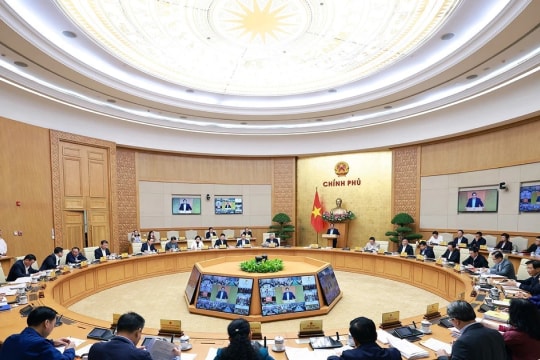 Prime Minister chairs regular government meeting connected with 34 provinces and cities