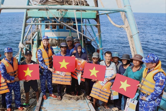 Cảnh sát biển đồng hành cùng ngư dân vì ngư trường xanh, nghề cá bền vững