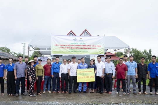 PVCFC tài trợ chiếu sáng nông thôn bằng năng lượng