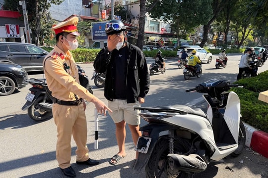 Dán decal trang trí che biển số, tài xế bị xử phạt 5 triệu đồng