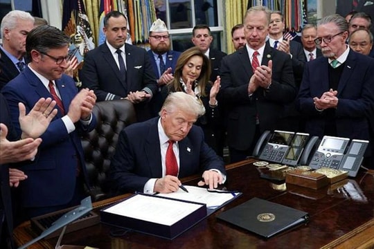 Tổng thống Donald Trump ký luật ngân sách, Chính phủ mở cửa trở lại sau 43 ngày