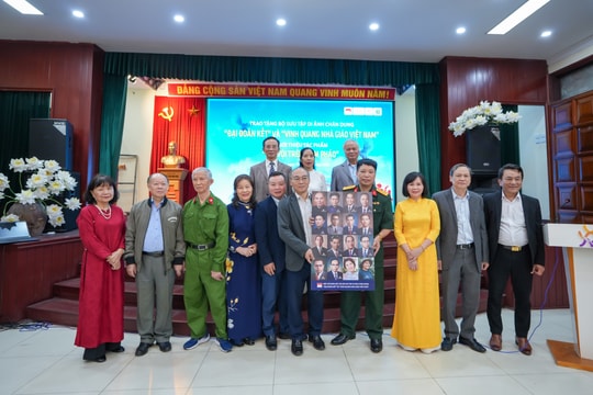 Trao tặng 2 bộ sưu tập di ảnh chân dung cho Bảo tàng Phụ nữ Việt Nam